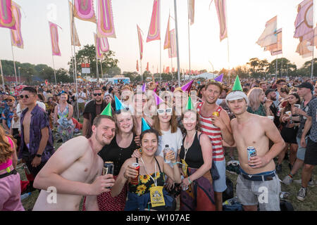 Glastonbury, Großbritannien. Freitag, 28 Juni, 2019. Blick auf die 2019 Glastonbury Festival. Foto: Roger Garfield/Alamy leben Nachrichten Stockfoto