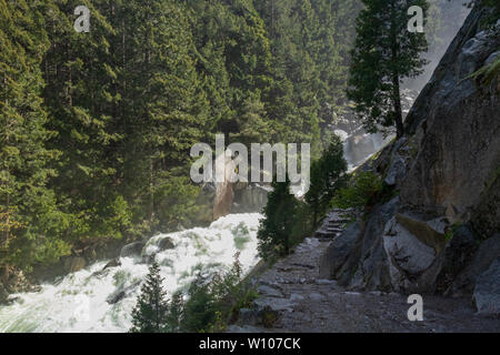 Mist Trail nach Vernal Falls im Yosemite National Park, Kalifornien, USA Stockfoto