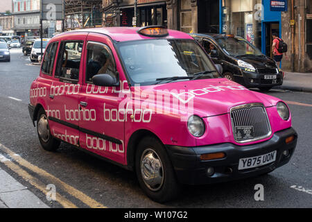 Ein rosa "Black Taxi" adversiting die Modemarke boohoo in Hope Street im Stadtzentrum von Glasgow, Schottland Stockfoto