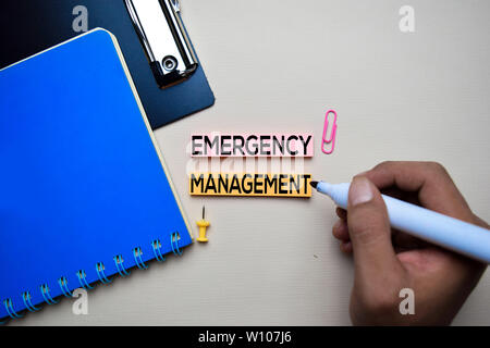 Emergency Management text auf Haftnotizen mit Büro Schreibtisch Konzept Stockfoto