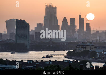 London, Großbritannien. 28 Juni, 2019. UK Wetter: dramatischer Sonnenuntergang von der Oberseite der Greenwich Park gesehen als Stadt Hitzewelle mit Temperaturen vorhergesagt 31 C über das Wochenende zu überschreiten beginnt. Credit: Guy Corbishley/Alamy leben Nachrichten Stockfoto