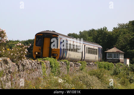 Klasse 156 Super sprinter Diesel triebzuges von Norden verlassen Arnside auf der Furness Linie in Cumbria Betrieben am 28. Juni 2019. Stockfoto