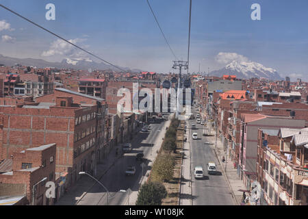 Luftaufnahme der Stadt von der Mi Teleférico Luftseilbahn, La Paz, Bolivien Stockfoto