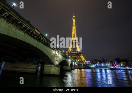 Nacht Blick auf Eiffelturm, ein Bügeleisen Turm auf dem Champ de Mars in Paris, Frankreich. Reisen Stockfoto