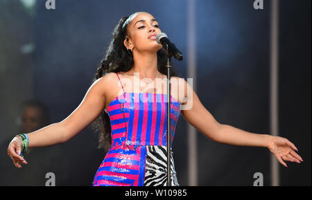 Glastonbury, Pilton, Somerset, UK. 28. Juni 2019. Jorja Smith führt im Westen Holts Stadium an Glastonbury Festival am 28. Juni 2019. Bild von Tabatha Feuerwehrmann/weiblichen Perspektive Credit: Weibliche Perspektive/Alamy leben Nachrichten Stockfoto