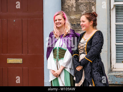 Junge Frauen in historischen Kostümen für Touristen Altstadt gekleidet, Stirling, Schottland, Großbritannien Stockfoto