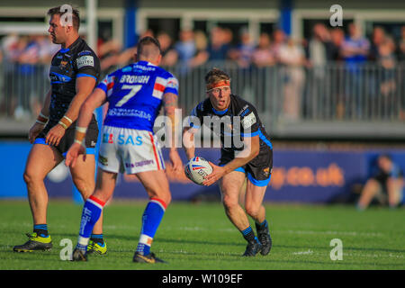 28. Juni 2019, die Mobile Rakete Stadion, Wakefield, England; Betfred Super League, Runde 20, Wakefield Trinity vs Huddersfield Riesen; Adam O'Brien von Huddersfield Riesen mit der Kugel Credit: Craig Milner/News Bilder Stockfoto