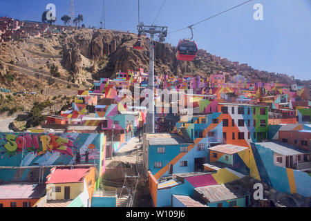 Luftaufnahme der Stadt von der Mi Teleférico Luftseilbahn, La Paz, Bolivien Stockfoto