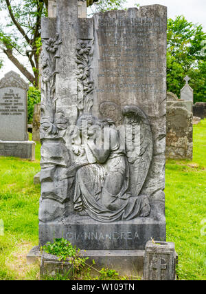 Kirche des Heiligen unhöflich Friedhof mit alten Grabstein mit Engel, Stirling, Schottland, UK Stockfoto