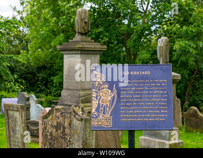 Kirche des Heiligen Rude Friedhof mit alten Grabsteinen in Kirchhof und Informationstafel, Stirling, Schottland, Großbritannien Stockfoto