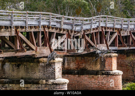 Alte Bahnlinie Brücke, die ist, um zu fallen Stockfoto