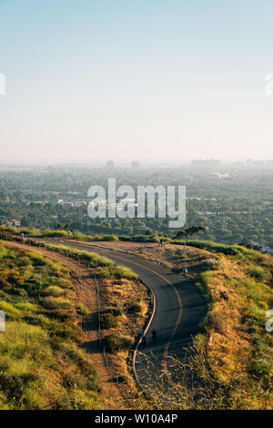 Blick auf die Straße zu Baldwin Hills Aussichtspunkt, in Los Angeles, Kalifornien Stockfoto