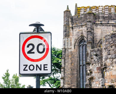 20 mph Straßenschild neben der Church of the Holy Rude, Old Town, Stirling, Schottland, Großbritannien Stockfoto