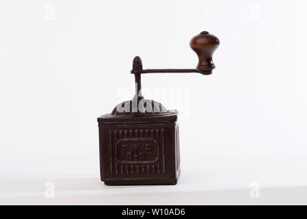 Pepper Grinder, Vintage brass Pfeffer Mühle auf weißem Hintergrund Stockfoto