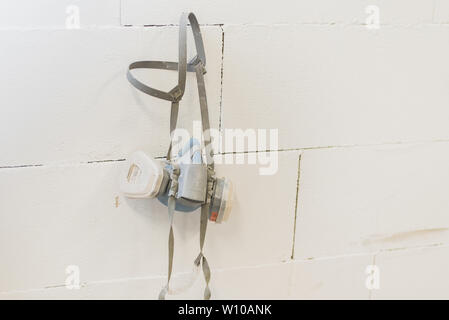Die Maske im Shop. Atemschutz für die Arbeit im Werk. Für text Stockfoto