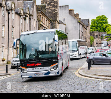 Deutscher Tourist Bus Fahren auf schmalen alten gepflasterten Straße, Breite Straße, Stirling, Schottland, UK Stockfoto