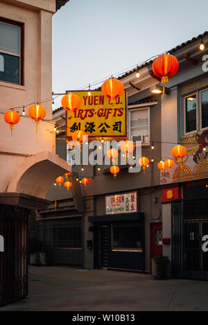 Laternen und Schilder in Chinatown, Los Angeles, Kalifornien Stockfoto