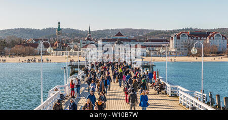 Sopot, Polen - 16.Februar 2019: Menschen zu Fuß auf der Seebrücke an der Ostsee in den Touristenort Sopot in Polen Stockfoto