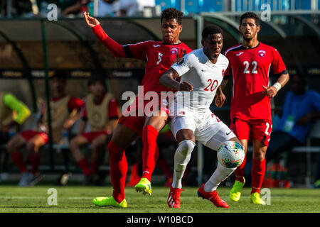 Charlotte, NC, USA. 23. Juni 2019. Kuba Verteidiger Daniel Morejon (5) jagt Kanada freuen Jonathan David (20) in der 2019 Gold Cup Match an der Bank von Amerika Stadium in Charlotte, NC. (Scott Kinser) Credit: Csm/Alamy leben Nachrichten Stockfoto