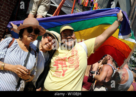 New York, NY, USA. 28. Juni, 2019. Große Massen von lokalen und ausländischen Schwulen kam auf die Stonewall Inn in der New Yorker Greenwich Village auf der Welt stolz Wochenende, 28. Juni, 2019. An diesem Tag, 50 Jahre - vor, der New York Police Department (NYPD) eine Razzia in der Nachbarschaft gay bar Funken ein Aufstand, der mit dem modernen gay-rechte Bewegung führen. © 2019 G. Ronald Lopez/Alamy leben Nachrichten Stockfoto