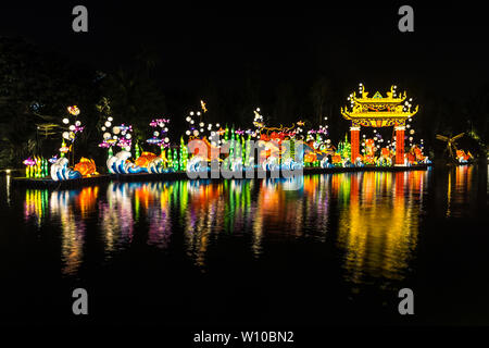 Singapur - Sept 23, 2018: Gärten durch die Bucht leuchtet Mondfest mit magischen Laterne wird angezeigt. Der Karpfen hat durch die Dragon's ga sprang Stockfoto