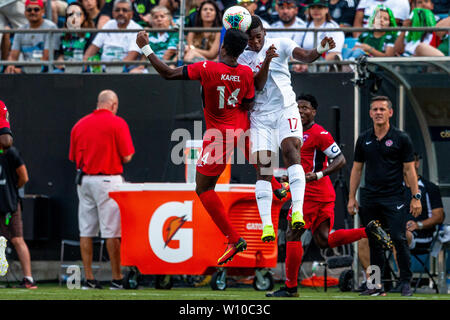 Charlotte, NC, USA. 23. Juni 2019. Kuba Verteidiger Karel Espino (14) und Kanada defender Kamal Miller (17) Kampf um die Kopfzeile in der 2019 Gold Cup Match an der Bank von Amerika Stadium in Charlotte, NC. (Scott Kinser) Credit: Csm/Alamy leben Nachrichten Stockfoto