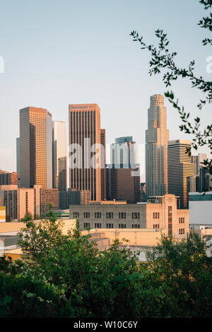 Blick auf die Innenstadt von Los Angeles Skyline von Vista Hermosa Naturpark Stockfoto