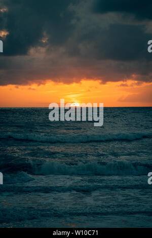 Dramatischer Sonnenuntergang über Wellen im Pazifischen Ozean, in Santa Monica, Kalifornien Stockfoto