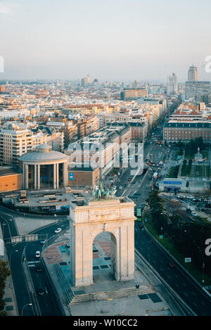 Blick auf den Arco de la Victoria aus dem Faro de Moncloa in Madrid, Spanien Stockfoto