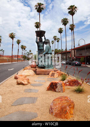 PALM SPRINGS, Kalifornien - 18. JULI 2018: auf der Suche nach Osten auf E. Tahquitz Canyon Way, einen Blick auf die Skulptur Agua Caliente Frauen, von zeitgenössischen Native Stockfoto