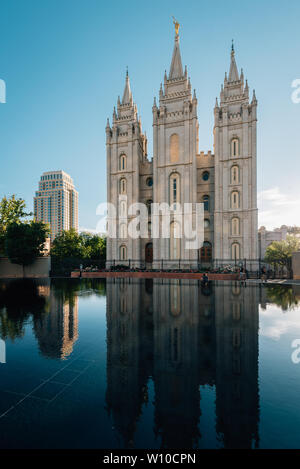 Die Reflexionen des Salt Lake LDS Tempel, an der Temple Square in Salt Lake City, Utah Stockfoto