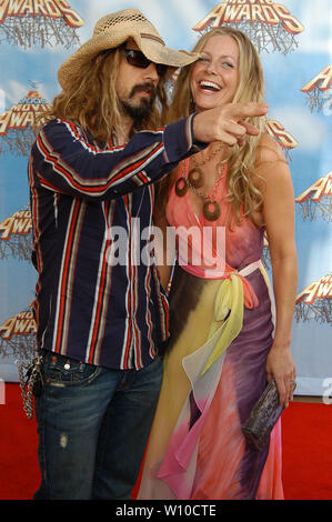 Rob Zombie und Ehefrau Sheri Moon an den 2005 MTV Movie Awards - Ankunft im Shrine Auditorium in Los Angeles, CA. Die Veranstaltung fand am Samstag, 4. Juni 2005. Foto von: SBM/PictureLux - Alle Rechte vorbehalten - Datei Referenz Nr. 33790-7452 SBMPLX Stockfoto