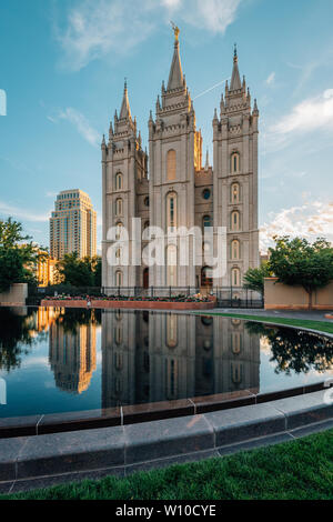 Die Reflexionen des Salt Lake LDS Tempel, an der Temple Square in Salt Lake City, Utah Stockfoto