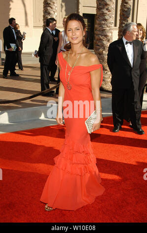 Rhona Mitra in der Primetime 2004 Creative Arts Emmy Awards - Ankunft im Shrine Auditorium in Los Angeles, CA. Die Veranstaltung fand am Sonntag, 12. September 2004. Foto von: SBM/PictureLux - Alle Rechte vorbehalten - Datei Referenz Nr. 33790-6591 SBMPLX Stockfoto