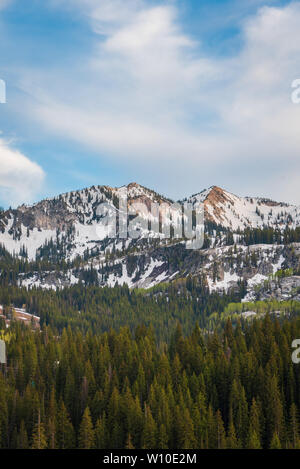 Blick auf die schneebedeckten Berge der Wasatch Range der Rocky Mountains, in der Nähe von Park City, Utah Stockfoto