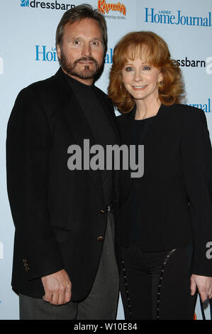 Reba McEntire und Ehemann Narvel Blackstock an den 2005 "Funny Damen Wir lieben' Awards gehalten an Perle in West Hollywood, CA. Die Veranstaltung fand am Donnerstag, 2. Februar 2005 statt. Foto von: SBM/PictureLux - Alle Rechte vorbehalten - Datei Referenz Nr. 33790-6500 SBMPLX Stockfoto