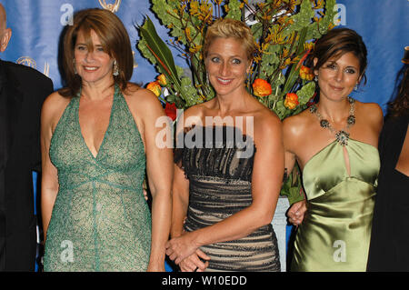 Lorraine Bracco, Edie Falco, Lorraine Bracco, Jamie-Lynn Sigler Edie Falco auf der 56. jährlichen Primetime Emmy Awards - Presseraum im Shrine Auditorium in Los Angeles, CA. Die Veranstaltung fand am Sonntag, 19. September 2004. Foto von: SBM/PictureLux - Alle Rechte vorbehalten - Datei Referenz Nr. 33790-6422 SBMPLX Stockfoto