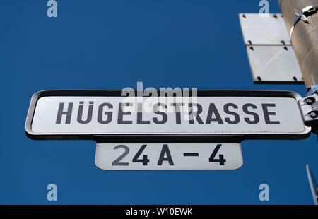 Darmstadt, Deutschland. 28 Juni, 2019. Ein Schild mit der Aufschrift 'Hügelstrasse' auf eine Straßenlaterne hängt. Für vier Wochen jetzt, zwei Hauptverkehrsadern in Darmstadt haben zu vielen Dieselmotoren und alten Benzinmotoren durch übermäßigen Stickoxid Verschmutzung geschlossen worden. Mehrere hundert Fahrer waren wegen zu hoher Geschwindigkeit in einer der beiden Straßen in der Stadt, die eigentlich nicht mehr erlaubt, hier zu fahren. (Zu dpa' Hunderte Treiber ignorieren Fahrverbote in Darmstadt'). Credit: Silas Stein/dpa/Alamy leben Nachrichten Stockfoto