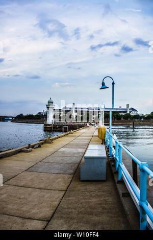 Singapur - Mar 16, 2019: Raffles Marina Leuchtturm, 1994 erbaut und mit Blick auf den Tuas zweiten Link-Singapur zweite Causeway nach Malaysia. Stockfoto