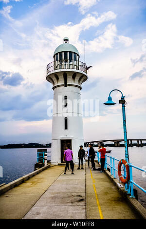 Singapur - Mar 16, 2019: Raffles Marina Leuchtturm, 1994 erbaut und mit Blick auf den Tuas zweiten Link-Singapur zweite Causeway nach Malaysia. Stockfoto