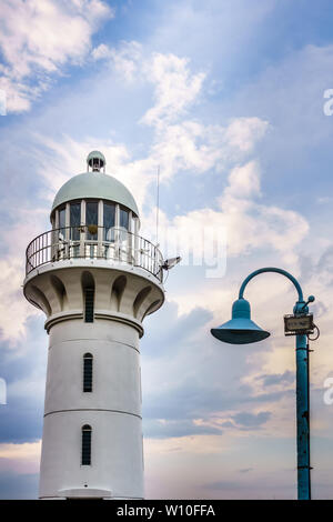 Singapur - Mar 16, 2019: Raffles Marina Leuchtturm, 1994 erbaut und mit Blick auf den Tuas zweiten Link-Singapur zweite Causeway nach Malaysia. Stockfoto