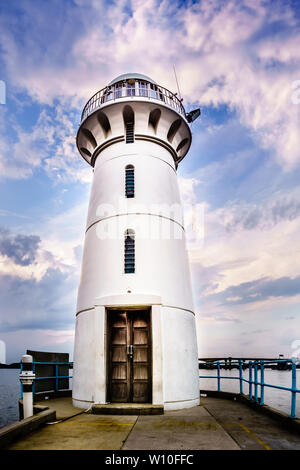 Singapur - Mar 16, 2019: Raffles Marina Leuchtturm, 1994 erbaut und mit Blick auf den Tuas zweiten Link-Singapur zweite Causeway nach Malaysia. Stockfoto