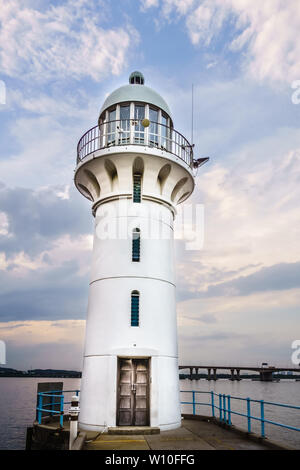 Singapur - Mar 16, 2019: Raffles Marina Leuchtturm, 1994 erbaut und mit Blick auf den Tuas zweiten Link-Singapur zweite Causeway nach Malaysia. Stockfoto