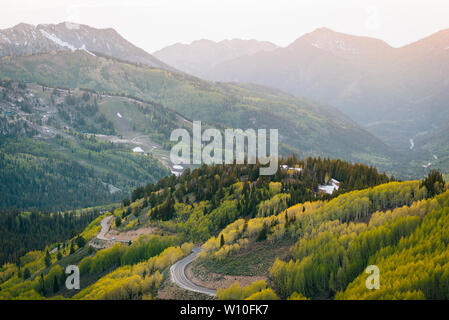 Blick auf die Berge in den Wasatch Range der Rocky Mountains bei Sonnenuntergang, vom Guardman Pass, in der Nähe von Park City, Utah Stockfoto
