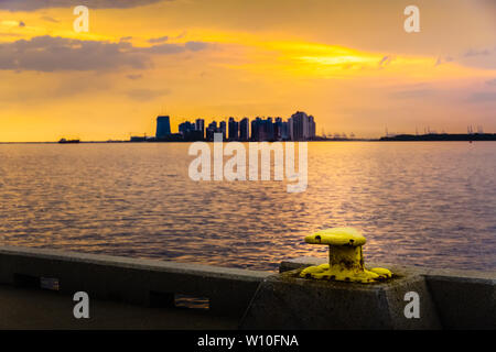 Golden Sunset an der Straße von Johor, in der Nähe von Malaysia-Singapore zweiten Link, Singapur. Stockfoto