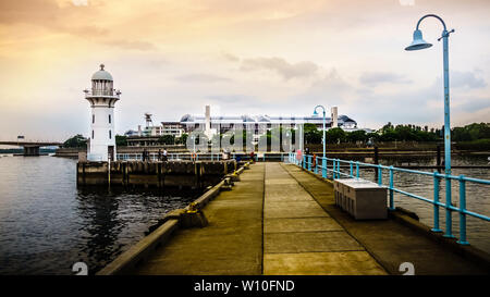 Singapur - Mar 16, 2019: Raffles Marina Leuchtturm, 1994 erbaut und mit Blick auf den Tuas zweiten Link-Singapur zweite Causeway nach Malaysia. Stockfoto