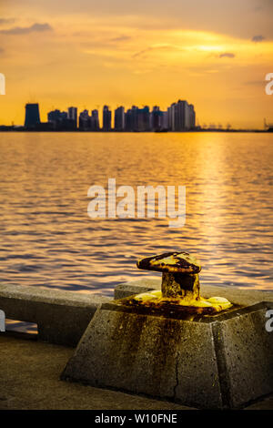 Golden Sunset an der Straße von Johor, in der Nähe von Malaysia-Singapore zweiten Link, Singapur. Stockfoto