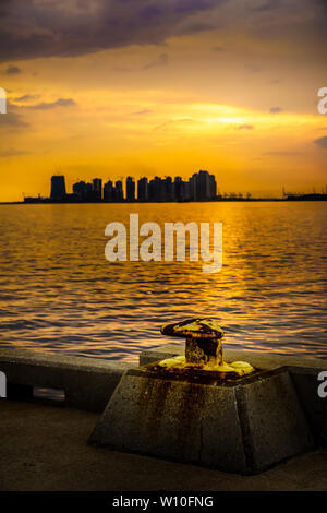 Golden Sunset an der Straße von Johor, in der Nähe von Malaysia-Singapore zweiten Link, Singapur. Stockfoto