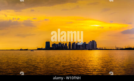 Golden Sunset an der Straße von Johor, in der Nähe von Malaysia-Singapore zweiten Link, Singapur. Stockfoto