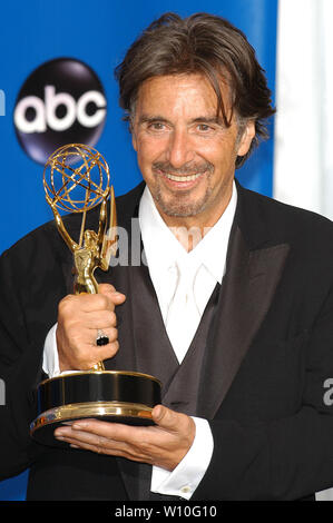 Al Pacino bei der 56. jährlichen Primetime Emmy Awards - Presseraum im Shrine Auditorium in Los Angeles, CA. Die Veranstaltung fand am Sonntag, 19. September 2004. Foto von: SBM/PictureLux - Alle Rechte vorbehalten - Datei Referenz Nr. 33790-5208 SBMPLX Stockfoto